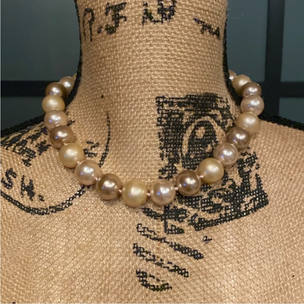 Vintage faux pearl single strand necklace 17.5 inches long. Cream/ Mauve/Pink